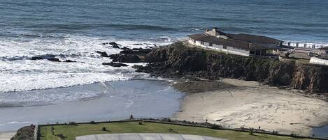 På stranden og solsenger