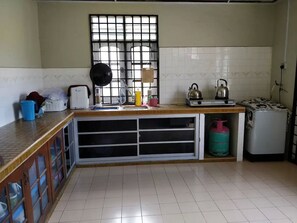 Réfrigérateur, bouilloire électrique, tables à manger