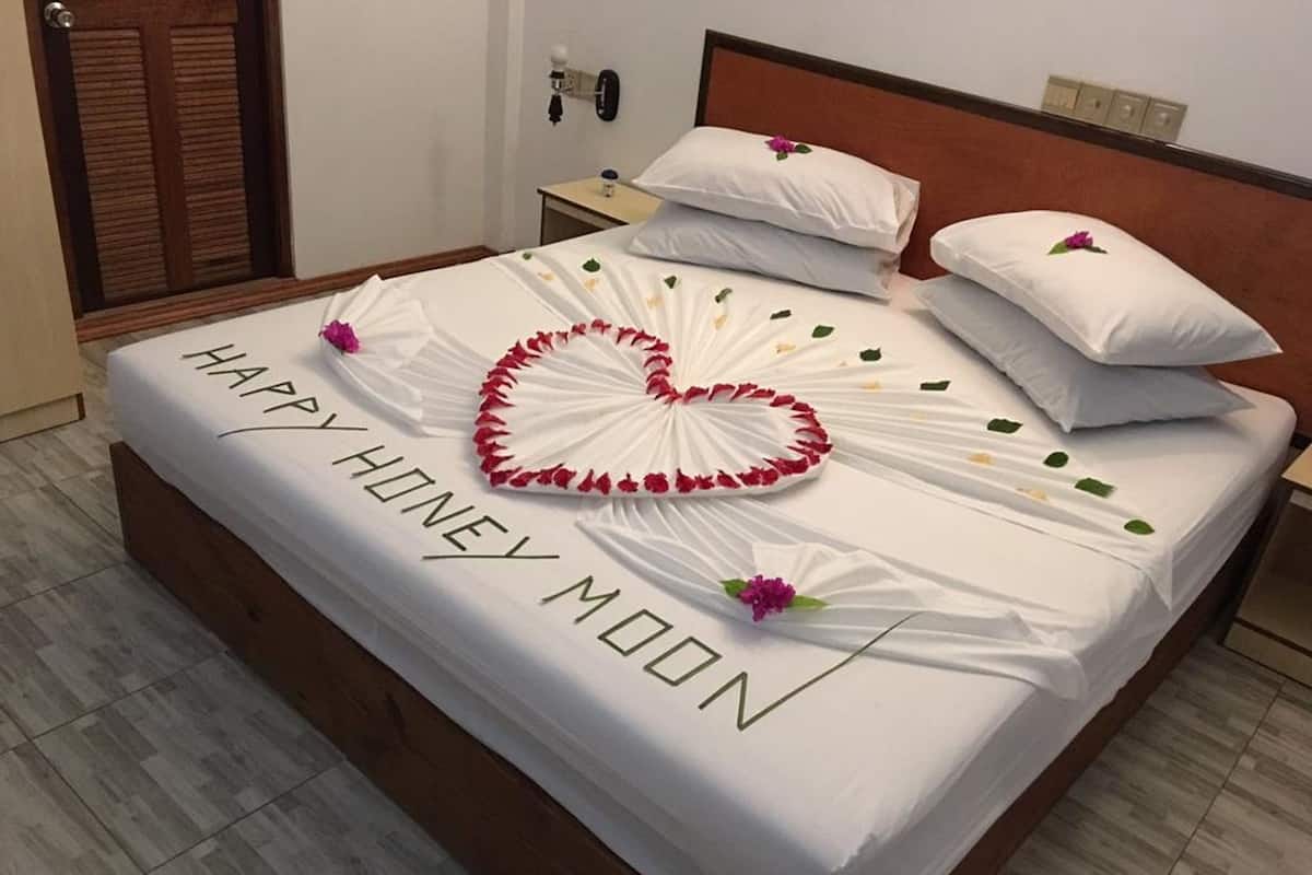 Deluxe kamer, 1 twee- of 2 eenpersoonsbedden, 1 slaapkamer, uitzicht op strand | Een minibar met enkele gratis items, individueel gemeubileerd