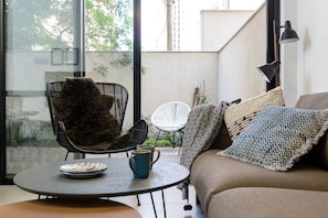 Appartamento Design | Area soggiorno | TV LCD 60 pollici con canali via cavo, TV