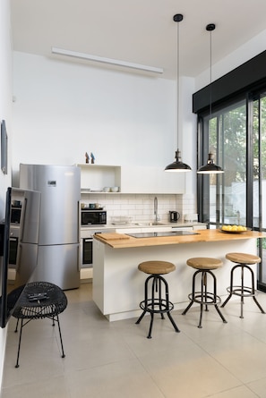 Appartamento Design | Cucina privata | Frigorifero con congelatore, microonde, forno, piano cottura