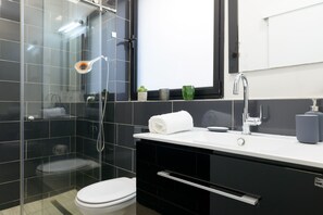 Departamento de diseñador | Baño | Regadera, secadora de cabello, toallas, jabón 
