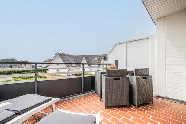 Unclassified image, 1 of 20, button