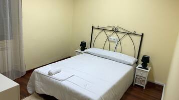 Camera con letto matrimoniale o 2 letti singoli | Una scrivania, Wi-Fi gratuito, lenzuola