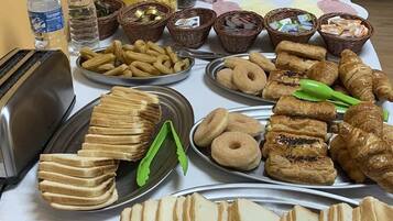 Colazione a buffet, servita tutte le mattine (4 EUR a persona)