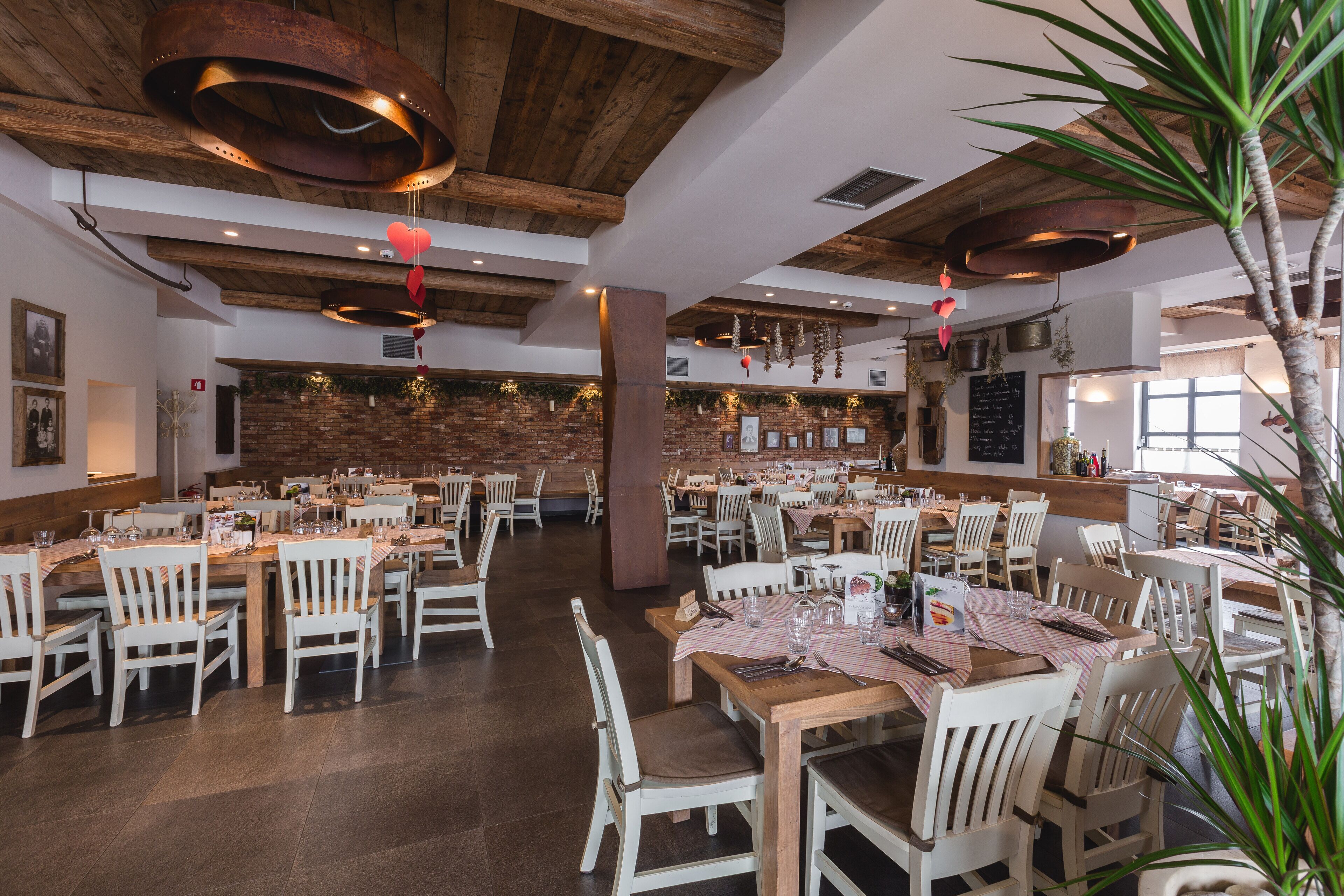 breakfast, lunch, dinner served; local and international cuisine