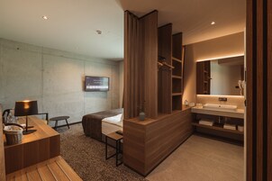 Ropa de cama de alta calidad, colchones con efecto memoria y minibar 