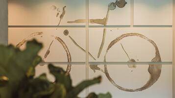Un muro con quattro pannelli che mostrano materiale vegetale fossilizzato.