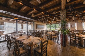 Se sirven desayunos, almuerzos y cenas; cocina local e internacional