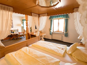 Family Apartment | Desk, laptop workspace, soundproofing, free WiFi - Hotel Lobmeyer (Roding)