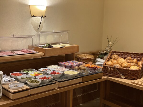 Free daily buffet breakfast - Hotel Lobmeyer (Roding)