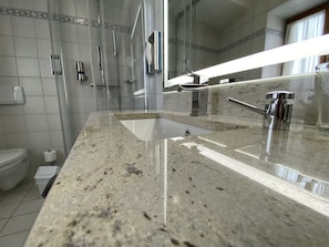 Double Room | Bathroom | Free toiletries, hair dryer, towels - Hotel Lobmeyer (Roding)