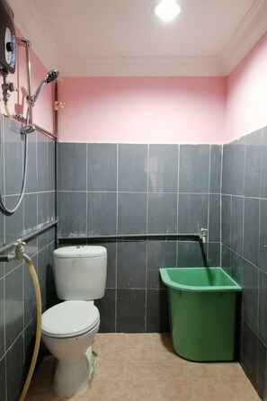 Quarto casal luxo | Banheiro | Chuveiro, chuveiro com efeito de chuva, produtos de toalete grátis, bidê