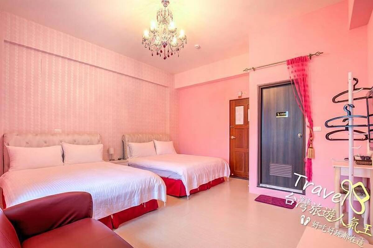 Habitación cuádruple (202) | Escritorio, wifi gratis y ropa de cama
