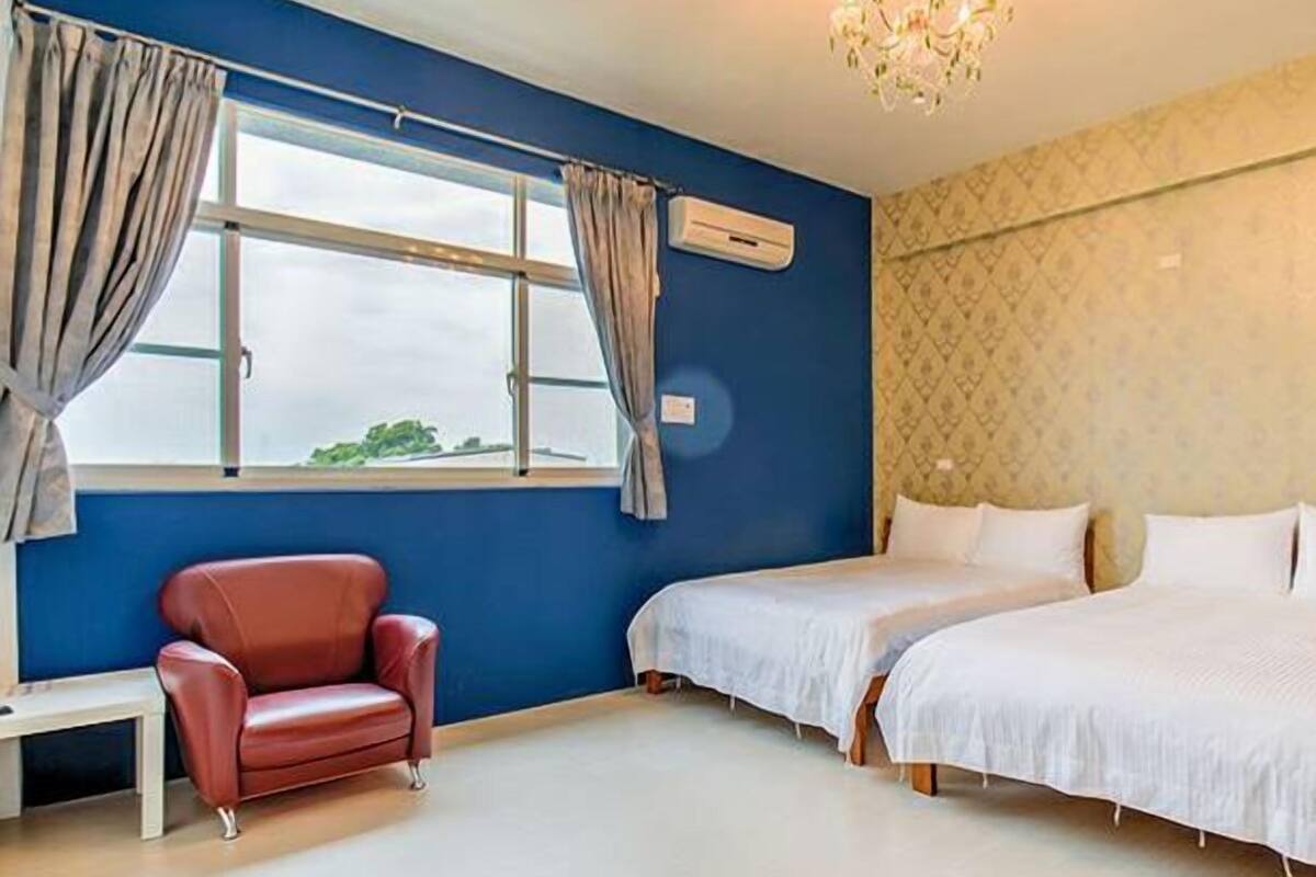 Habitación cuádruple (401) | Escritorio, wifi gratis y ropa de cama