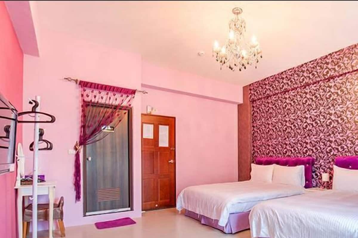 Habitación cuádruple (201) | Escritorio, wifi gratis y ropa de cama