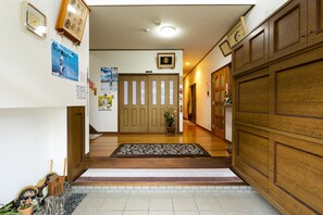 Interior entrance - Komatsu Ryokan (Takahama)