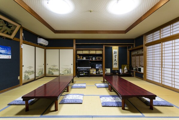Ryokan dining - Komatsu Ryokan (Takahama)