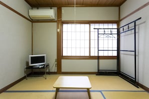 Chambre traditionnelle (Japanese Style, for 3 Guests)