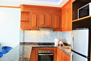 Refrigerador, microondas, horno, placa de cocina