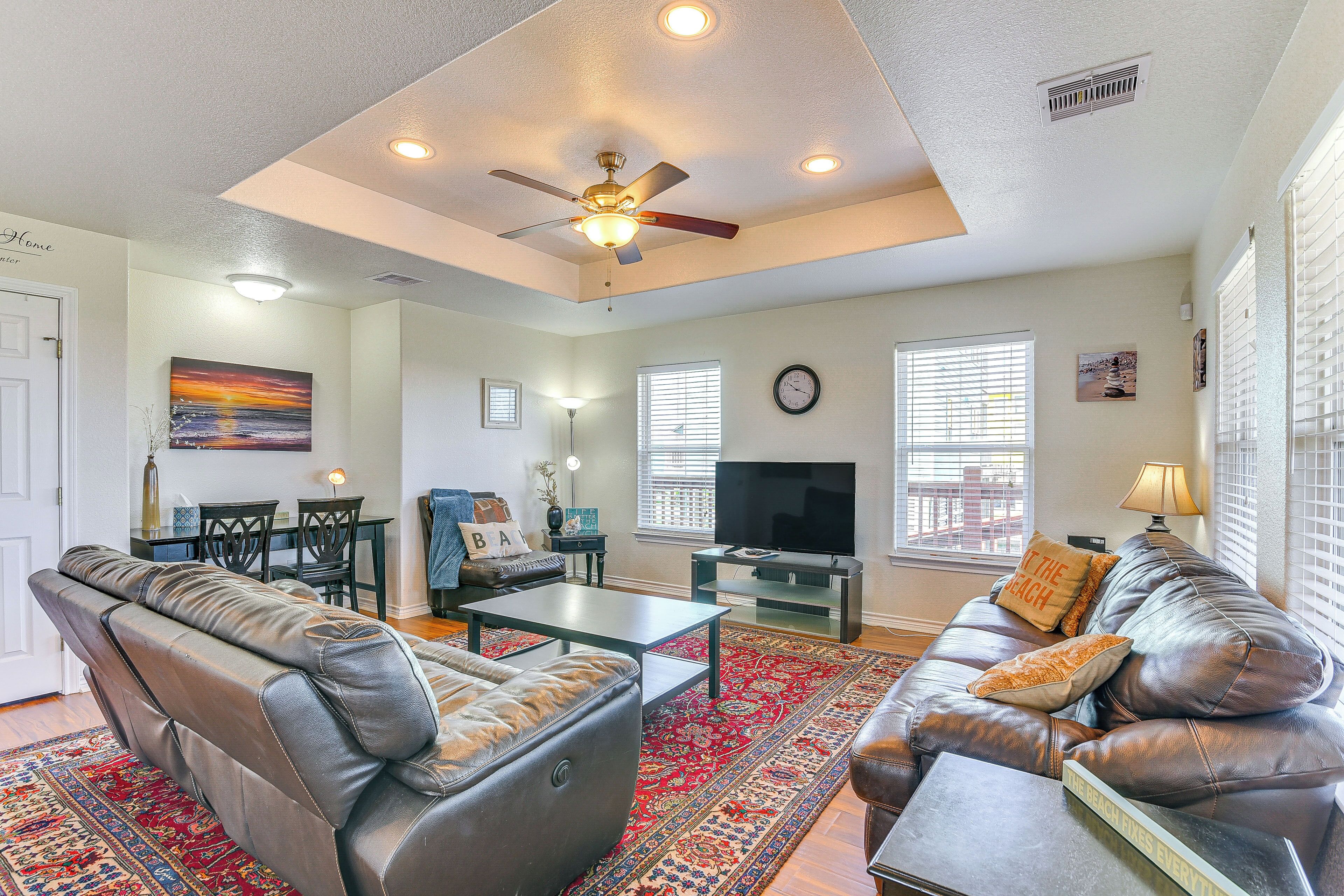 ADA-Friendly Home: Steps to Surfside Beach Access!
