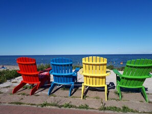 På stranden, vit sandstrand och solstolar