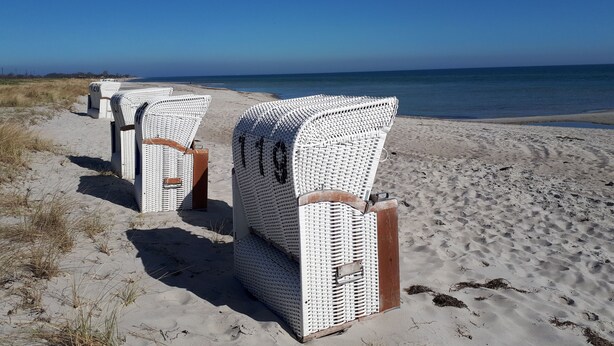 On the beach, white sand, sun-loungers - Terrassenwohnung direkt am Ostseestrand (Kronsgaard)