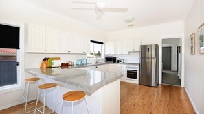 Fridge, microwave, oven, stovetop - Tilly’s Retreat - Pet Friendly-3 Min Walk to Beach (Culburra Beach)