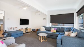 Fernseher, Videospiele, DVD-Player, Tischfußball