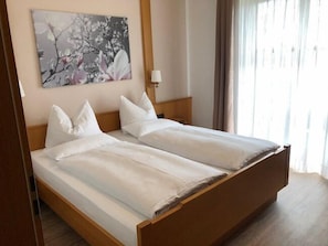 1 bedroom, iron/ironing board, cots/infant beds, free WiFi