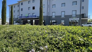 Un hotel moderno con un letrero que dice "BES HOTEL" y un rótulo de bar.