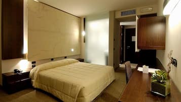 Quarto casal standard | 1 quarto, escrivaninha, espaço de trabalho para notebook