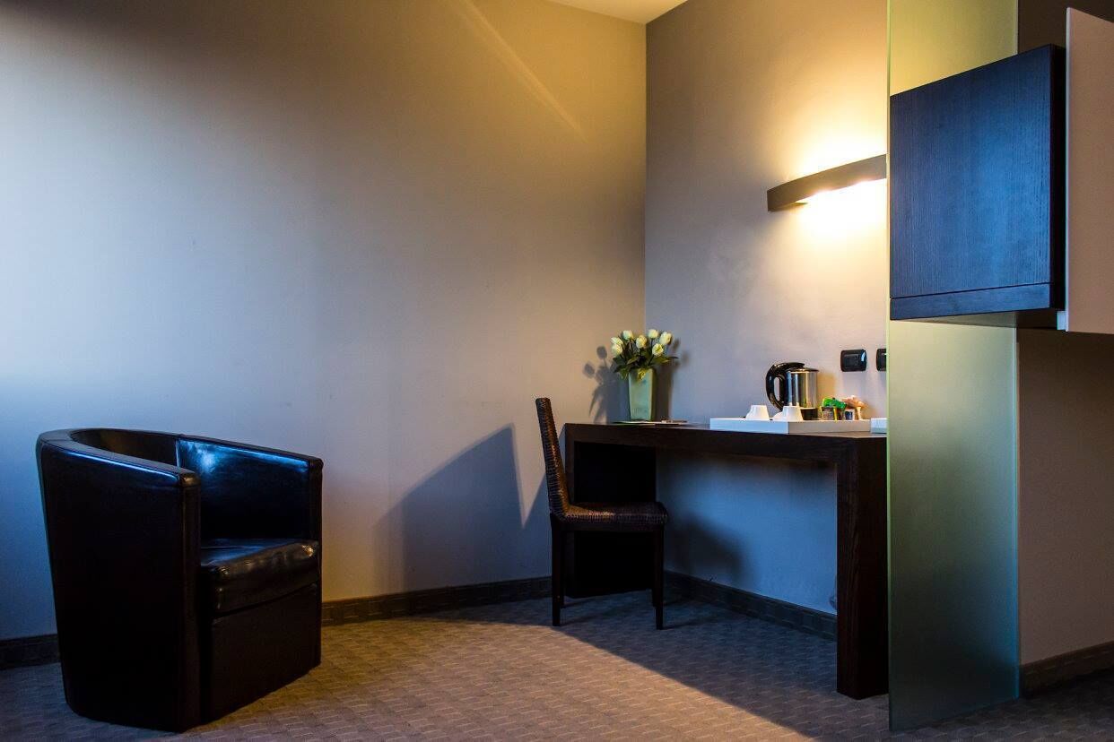 32-inch flat-screen tv with digital channels, tv