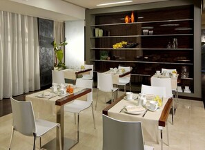 Petit déjeuner continental (10 EUR par personne)