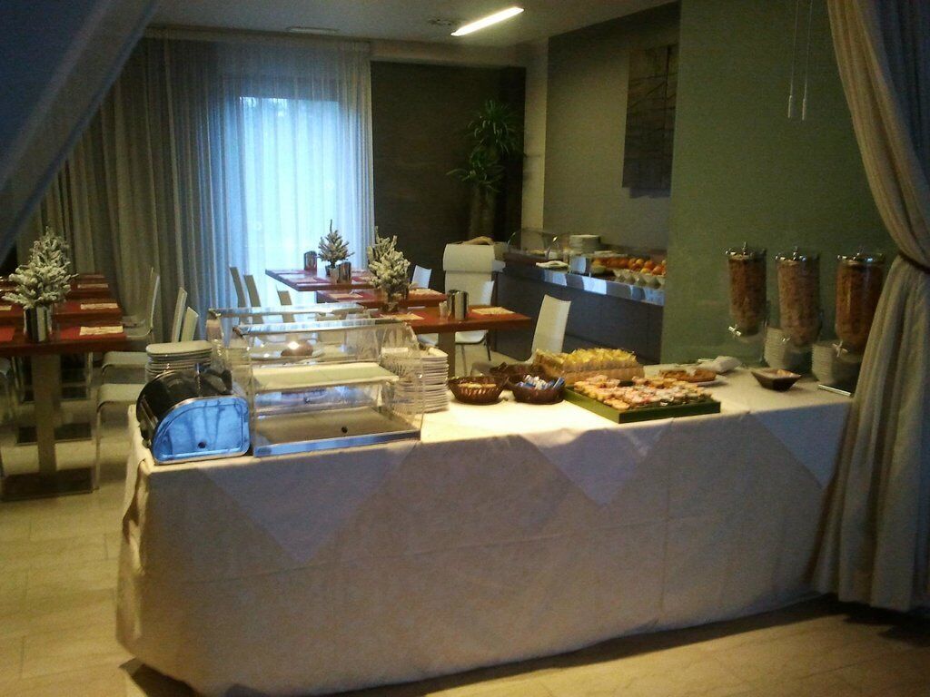 Ein reichhaltiges Buffet mit verschiedenen Speisen und einer Kaffeestation.