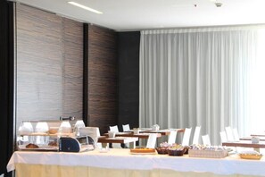 Petit déjeuner continental (10 EUR par personne)