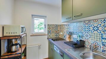 Fridge, microwave, dishwasher, coffee/tea maker