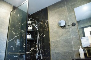 Dobbelt- eller tomannsrom | Bad | Separat badekar og dusj, boblebad og toalettartikler (inkludert)
