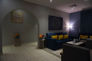 Apartment (Two-Bedroom Apartment) | Wohnbereich | Flachbildfernseher