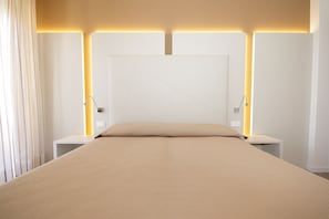 Habitación Deluxe con 1 cama doble o 2 individuales | Minibar, caja fuerte, escritorio y cortinas opacas