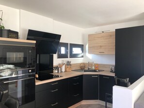 Frigorifero, microonde, forno, piano cottura