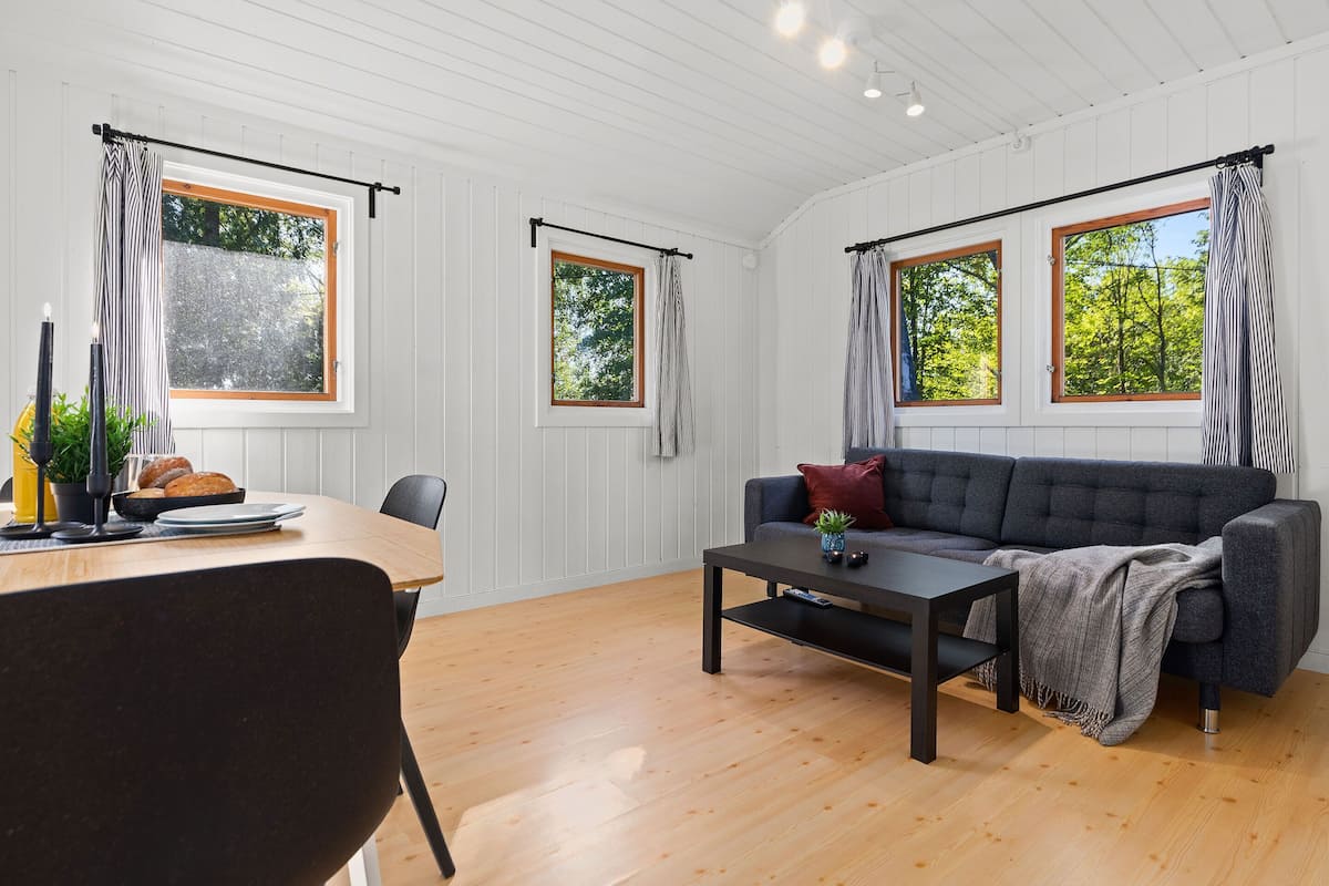 Economy Cabin, Shared Bathroom | Living area