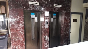Deux portes d’ascenseur, chacune portant une indication du numéro des étages : 4 et 2.