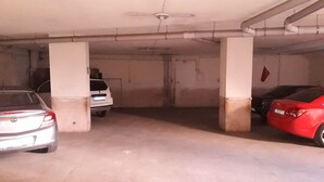 Un parking avec des piliers en béton et un plafond plat.