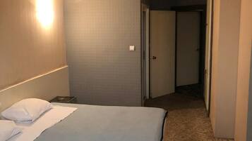 Habitación doble económica | Decoración personalizada, muebles diferentes y wifi gratis