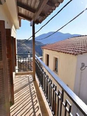 House | Balcony - Traditional 2 bedrooms House in Arachova Center (Distomo-Arachova-Antikyra)