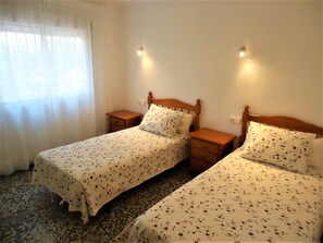 2 Schlafzimmer, Bügeleisen/Bügelbrett, Bettwäsche
