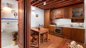 Biệt thự truyền thống, 3 phòng ngủ | Bếp riêng | Tủ lạnh, lò vi sóng, lò nướng, máy rửa bát