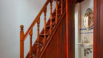 Biệt thự truyền thống, 3 phòng ngủ | Khu phòng khách | Smart TV 42-inch có truyền hình kỹ thuật số, TV, dịch vụ stream