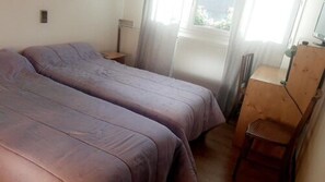 Quadruple Room | Individually decorated, individually furnished, soundproofing, free WiFi - Hotel Restaurant Le Chalet (Sembadel)